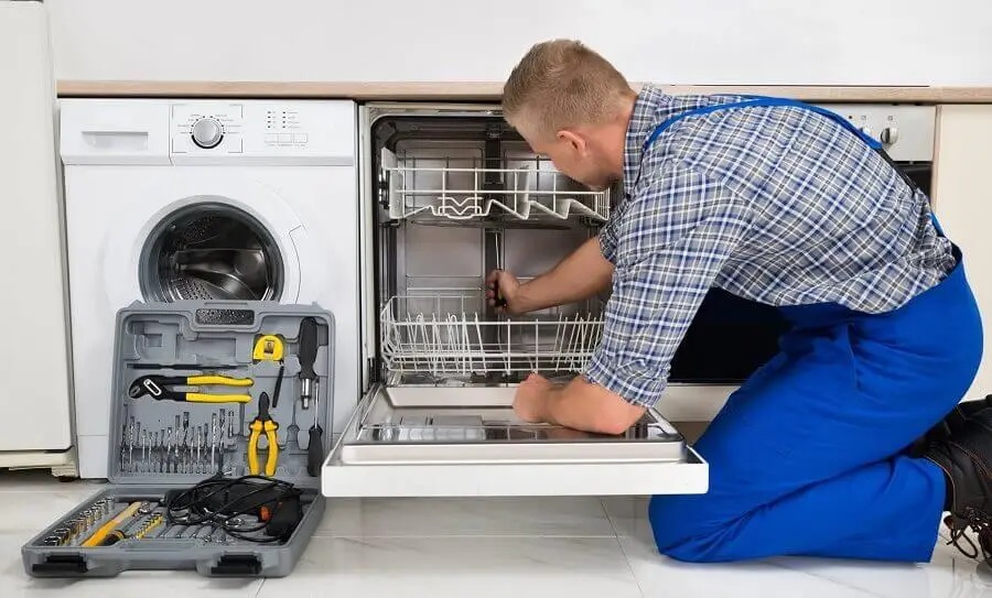 Sapanca Toshiba servisi teknisyen ekibi beyaz eşya tamiri yaparken